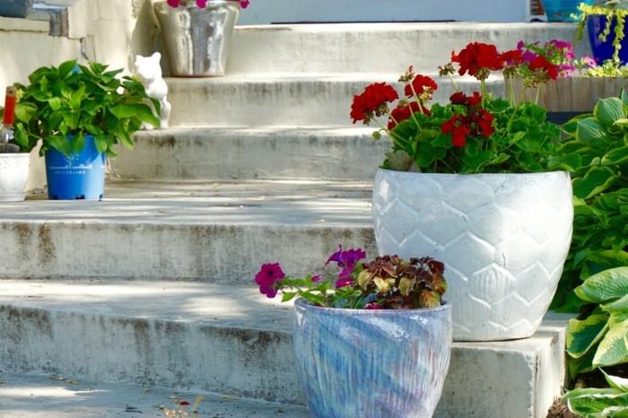 pomysły ogrodowe akcentują schody ogrodowe kolorowymi kwiatami i donicami