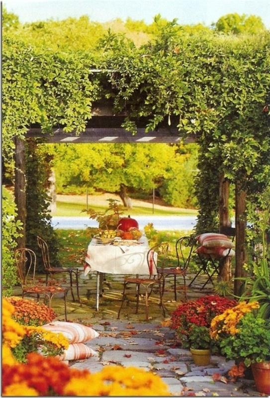 pomysły na ogród jesienne świeże kwiaty meble ogrodowe w stylu vintage