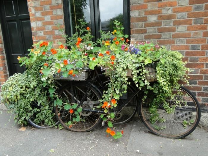 pomysły na ogród kreatywne dekoracje ogrodowe z rowerami