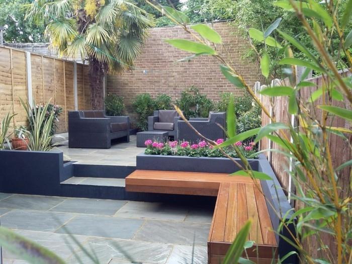 pomysły na ogród nowoczesny ogród z rattanowymi meblami i drewnianymi elementami