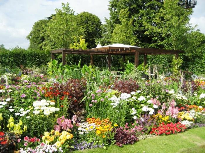 idées de jardin pergola jardin oasis de fleurs détente