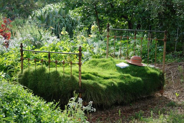 idées de jardin pour fabriquer soi-même un vieux lit en métal