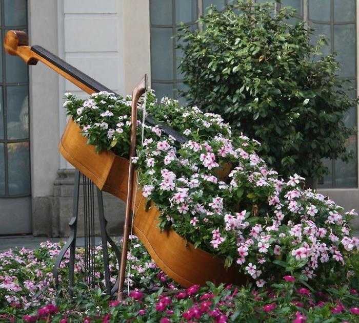 idées de jardin pour fabriquer soi-même des jardinières en violoncelle