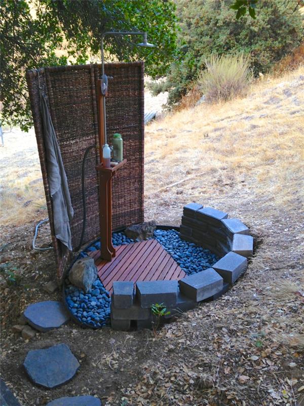 idées de jardin installation de douche extérieure