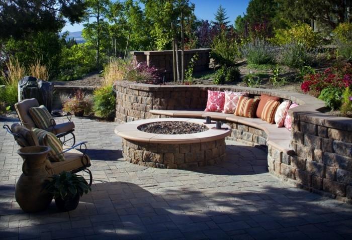 Cheminée de jardin et fauteuils stylés aux coussins rayés