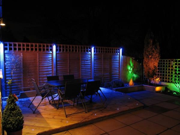 lumières de jardin table de jardin chaises plantes clôture de jardin