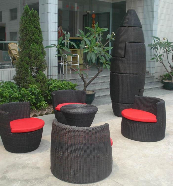 meble ogrodowe rattanowe czerwone poduszki na siedzenia czarne meble