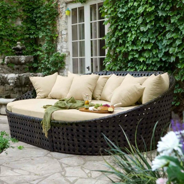 zestaw mebli ogrodowych sofa ogrodowa poduszki rośliny