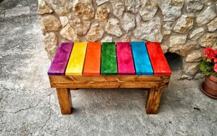 salon de jardin en palettes de tabourets colorés