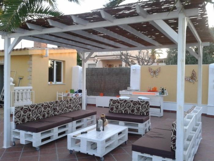 Les meubles de jardin en palettes s'assoient confortablement