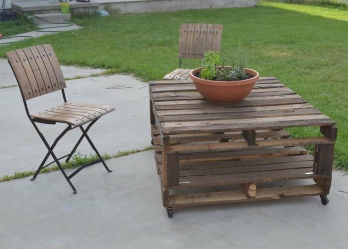 mobilier de jardin en palettes, table et chaise