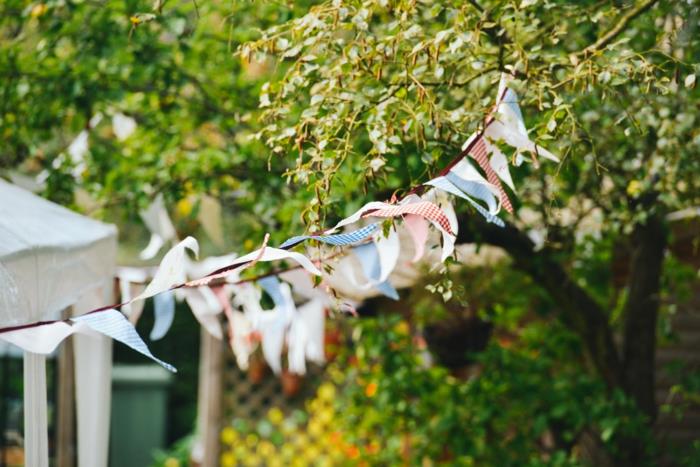 dekoracje na przyjęcie ogrodowe dekoracje girlandy papierowe pomysły na ogród
