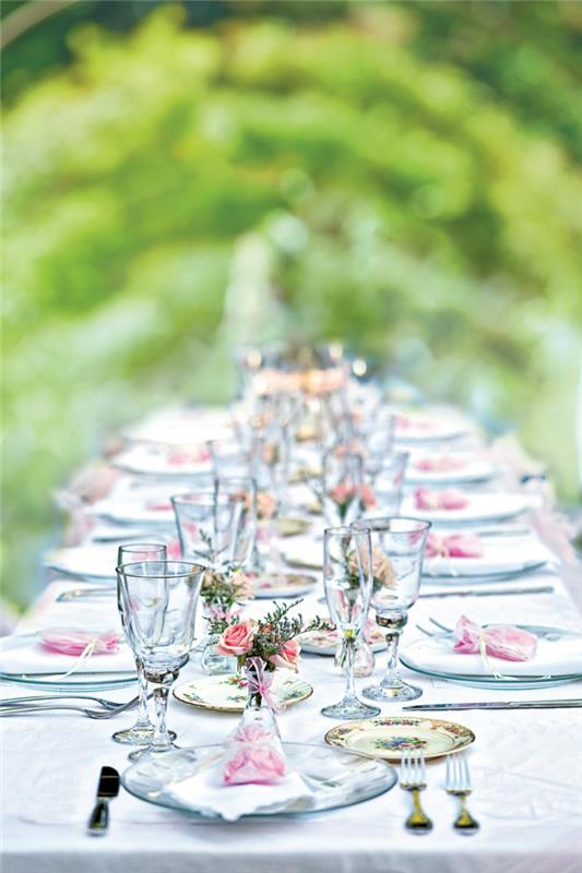 dekoracja na przyjęcie w ogrodzie elegancka dekoracja stołu biały obrus