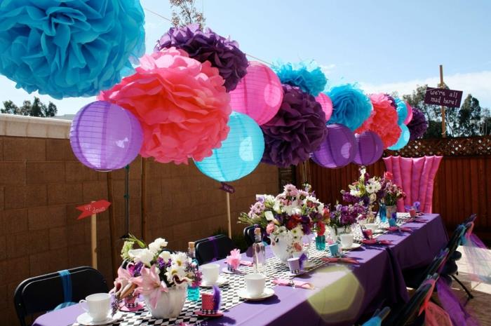 dekoracje na przyjęcie w ogrodzie pomysły na dekoracje ogrodowe fioletowy obrus papier
