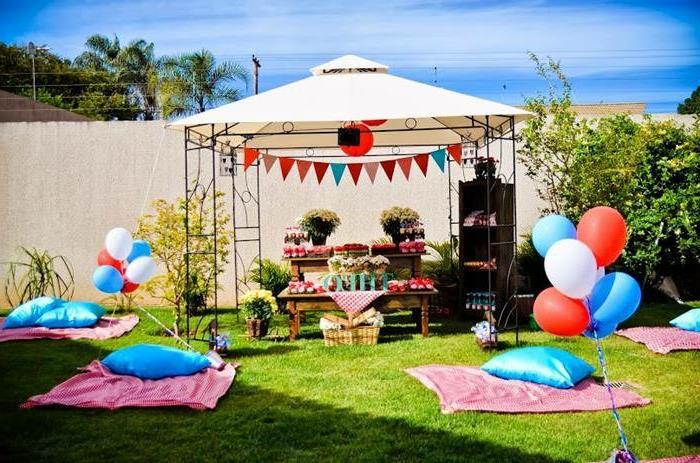 dekoracje na przyjęcie w ogrodzie pomysły na ogród poduszki na siedzenia balony