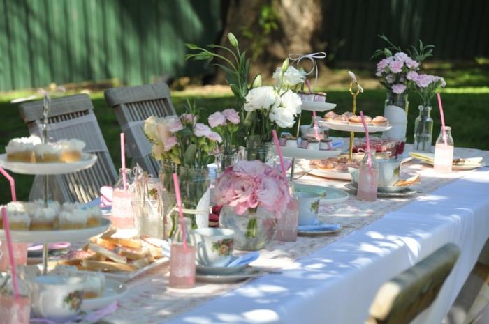 Pomysły na dekoracje na przyjęcie w ogrodzie Dekorowanie stołu białe kwiaty obrusy