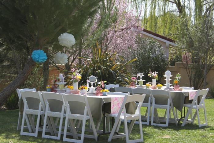 pomysły na dekoracje na przyjęcie w ogrodzie biały obrus kolorowy bieżnik na papierową dekorację