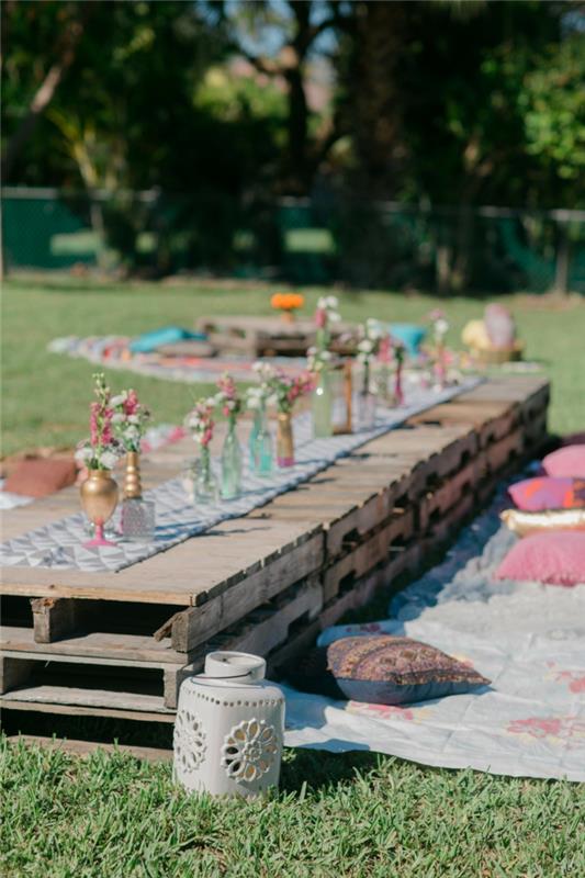 dekoracja na przyjęcie ogrodowe dekoracja stołu kwiaty rustykalny stół ogrodowy poduszka na siedzenie