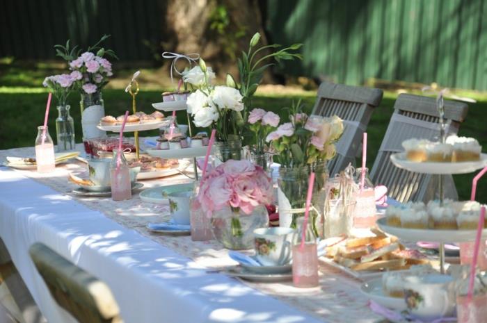 dekoracje na przyjęcie w ogrodzie pomysły na dekorację stołu kwiaty romantyczne