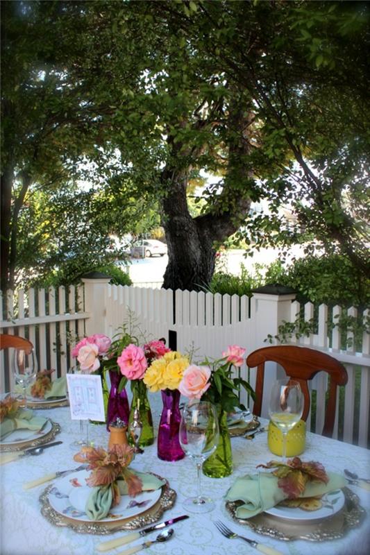 dekoracje na przyjęcie w ogrodzie pomysły na dekorację stołu kwiaty biały obrus