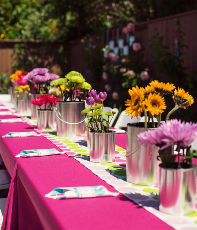 dekoracje na przyjęcie ogrodowe dekoracje na stół różowe kwiaty obrusy