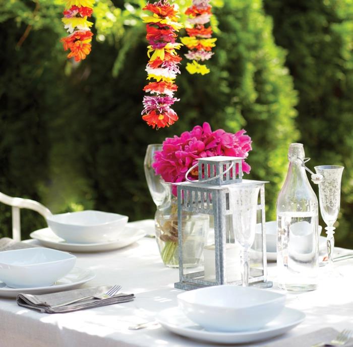 dekoracje na przyjęcie w ogrodzie pomysły na dekorację stołu biały obrus eleganckie kwiaty świece