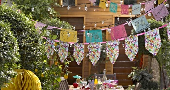 Garden party idées de décoration d'été tissus colorés guirlandes barbecue