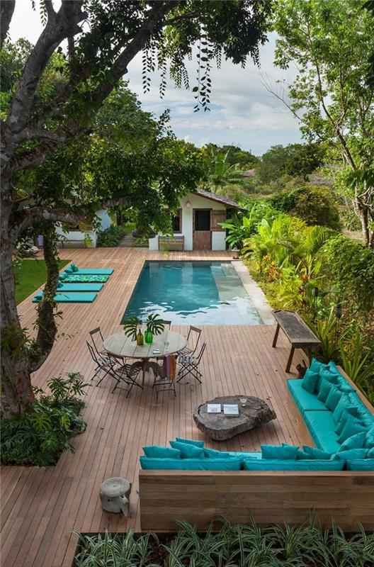 piscine de jardin design inhabituel et accents bleus à l'extérieur