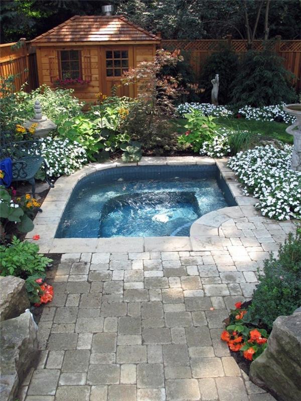 piscine de jardin petite piscine et beaucoup de plantes dans le petit jardin