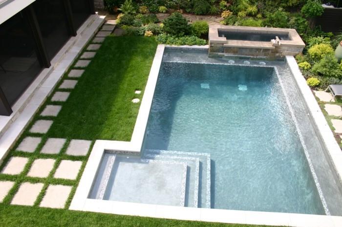 piscine de jardin avec un design moderne et beaucoup de verdure