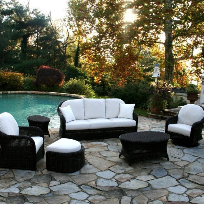 fotel ogrodowy rattan ciemnobiałe poduszki do siedzenia piękna podłoga