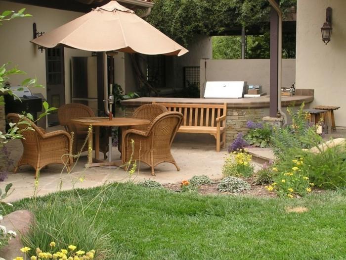 fotel ogrodowy rattanowy jasny design parasol pomysły ogrodowe