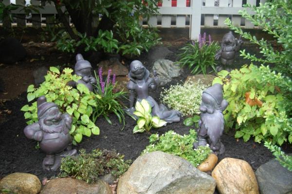 sculptures de jardin les sept pierres naines créent un jardin