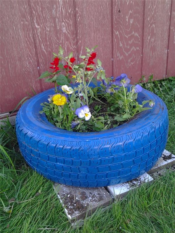 conseils de jardinage bricolage planteur vieille voiture pneu bleu