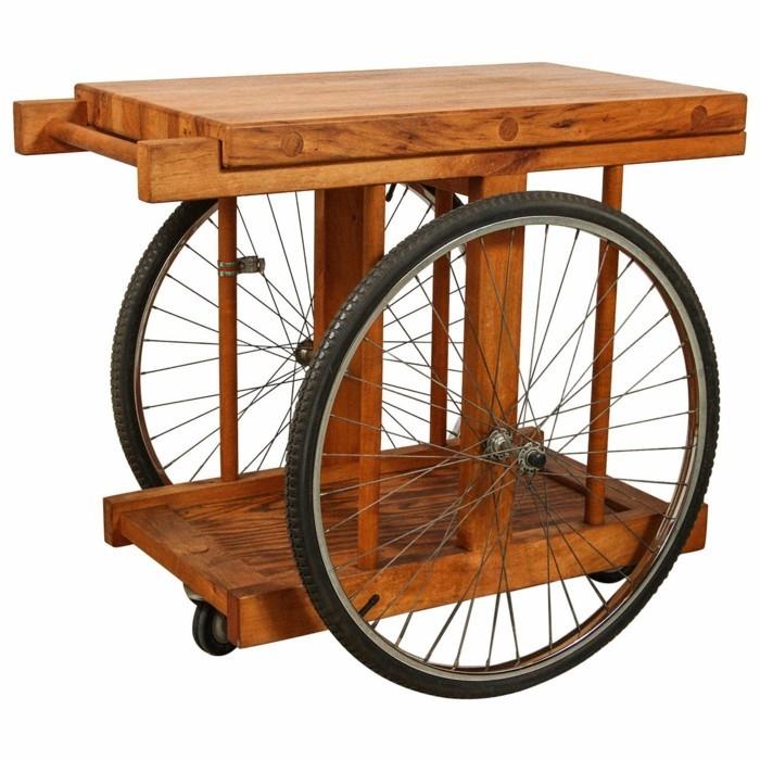 drewniany stół ogrodowy i części rowerowe