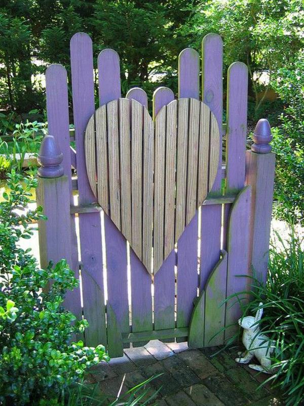 drzwi ogrodowe pomysły na projekt ogrodu fioletowe ogromne serce
