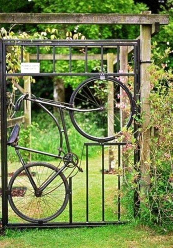 projekt drzwi ogrodowych DIY pomysł rower zielony trawnik