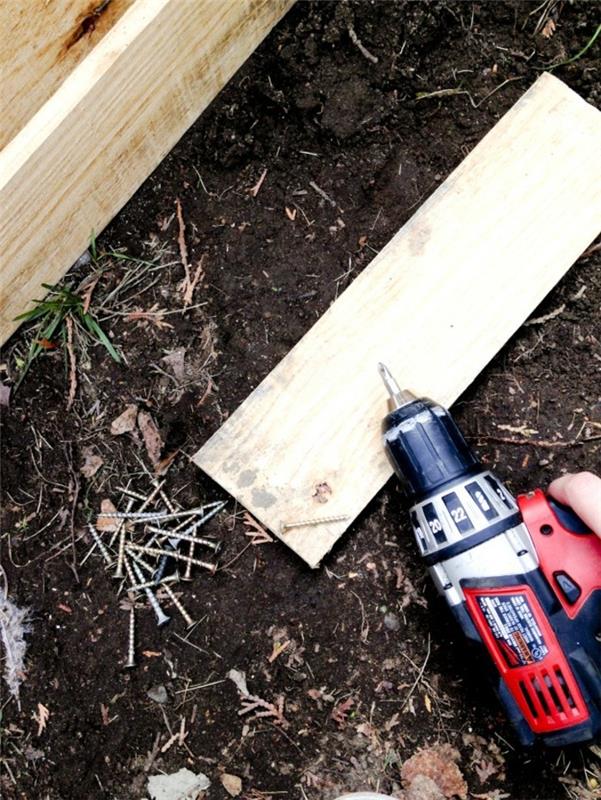 Zbuduj własne ogrodzenie ogrodu z palet z pojemnikami na rośliny