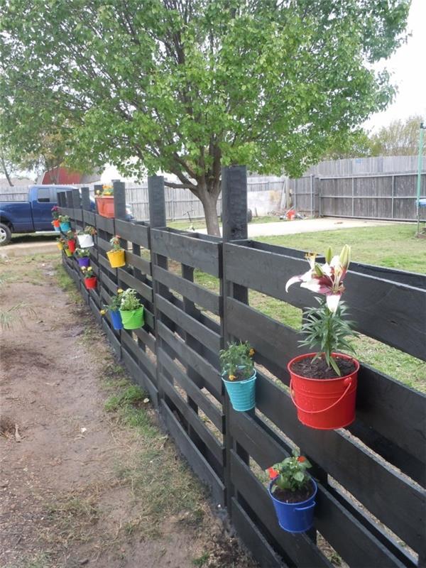 zbuduj własny płot ogrodowy ciemny płot ogrodowy z kolorową dekoracją