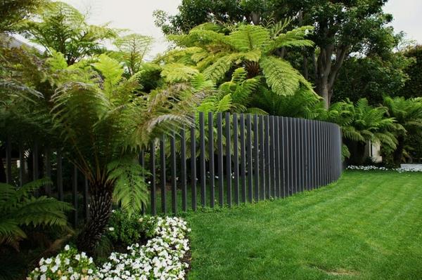 Clôture de jardin barres métalliques verticales pelouse moderne