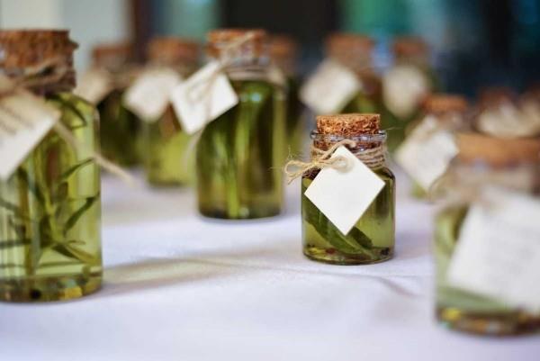Zrób sobie butelkę oliwy z oliwek na weselne przysługi
