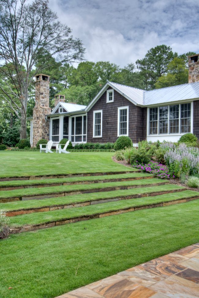 السجادة الخضراء المورقة أمام المنزل هي واحدة من التفاصيل المهمة للمناظر الطبيعية للموقع.