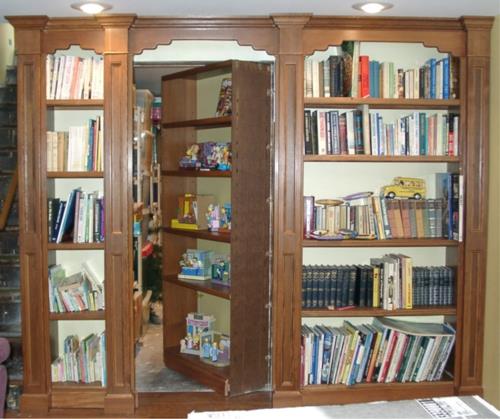 tajne drzwi drewno ciemne ściany półki książki kącik do czytania bajka
