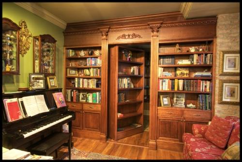 sekretne drzwi drewniane błyszcząca powierzchnia lakierowana gra na pianinie
