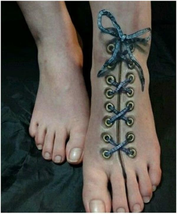tatuaże 3d but na stopie