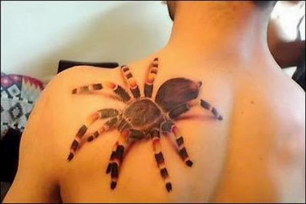 3d tatuaże pająka na plecach