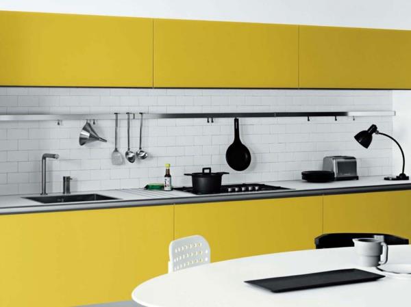 żółto malowana kuchnia projektuje szafki kuchenne z masłem