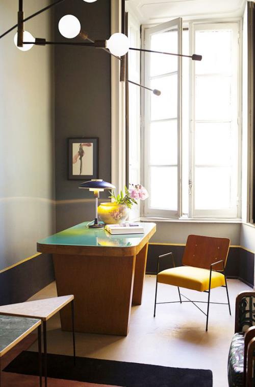 accents jaunes dans le bureau à domicile inspiration de bureau grande fenêtre chaise de bureau arrondie lampe de table vase rond avec fleurs équilibre visuel