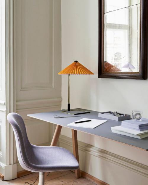 accents jaunes dans le bureau à domicile inspiration de bureau mobilier moderne lampe de bureau élégante en orange accroche-regard