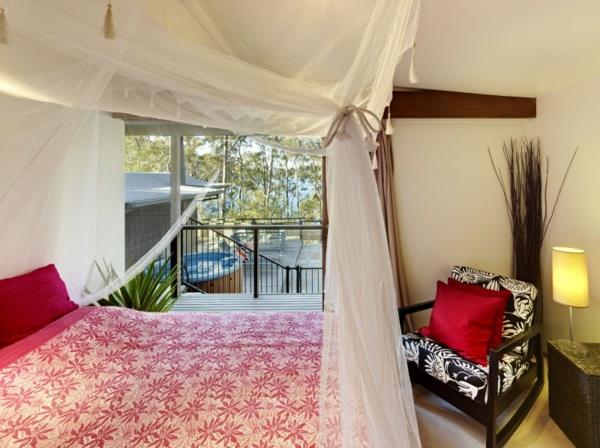 maison de vacances confortable lit à baldaquin motif floral